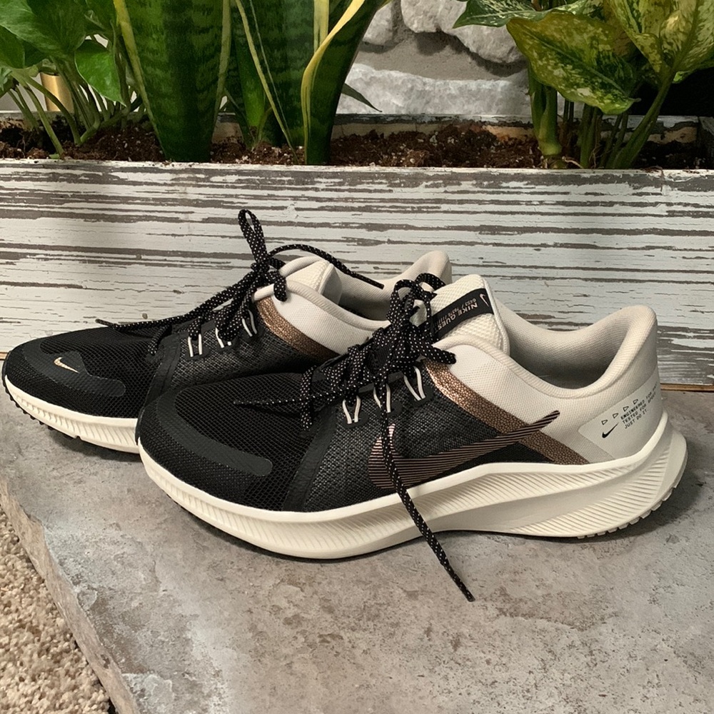 Nike Womens Quest 4 Running Shoe - Size 10